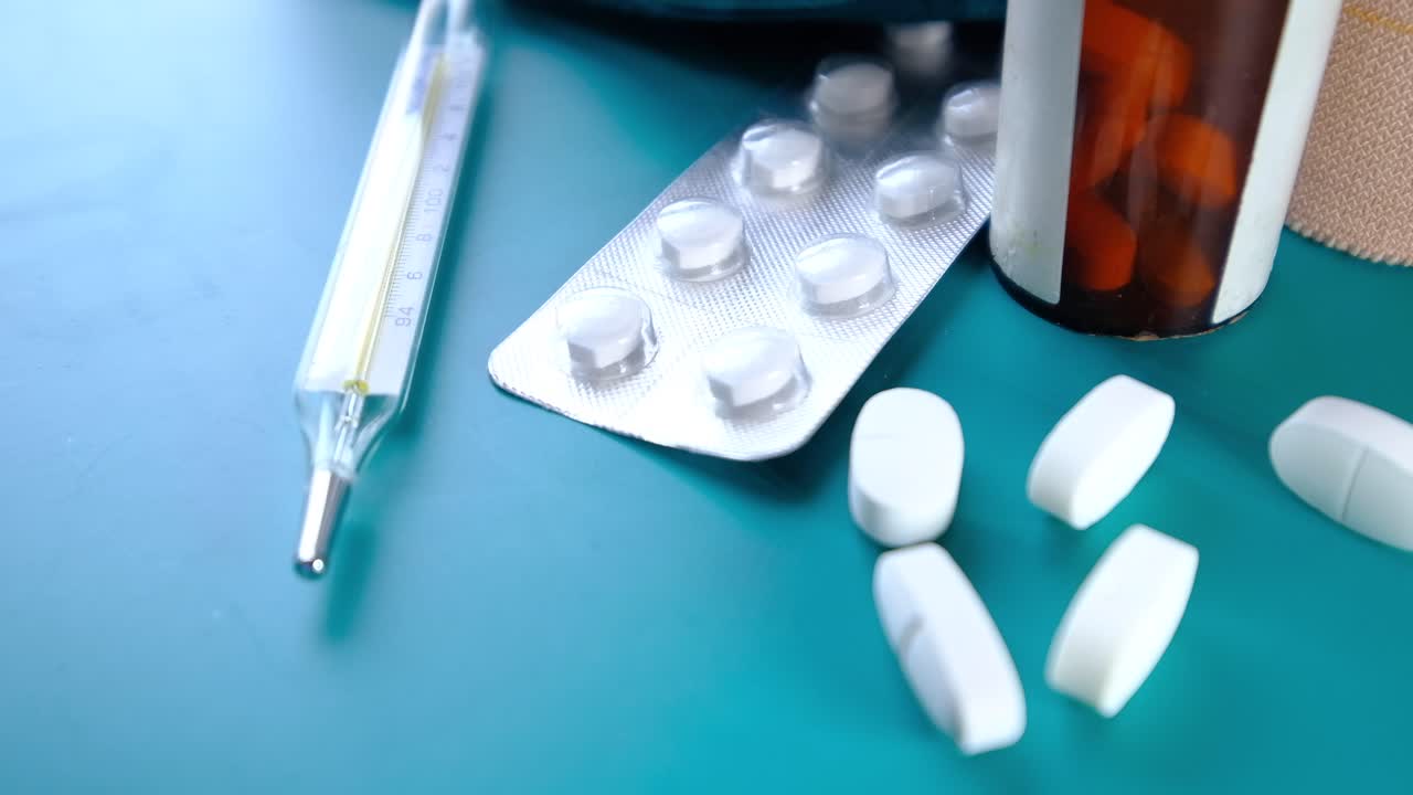 약물과 온도계가 있는 응급 치료 상자