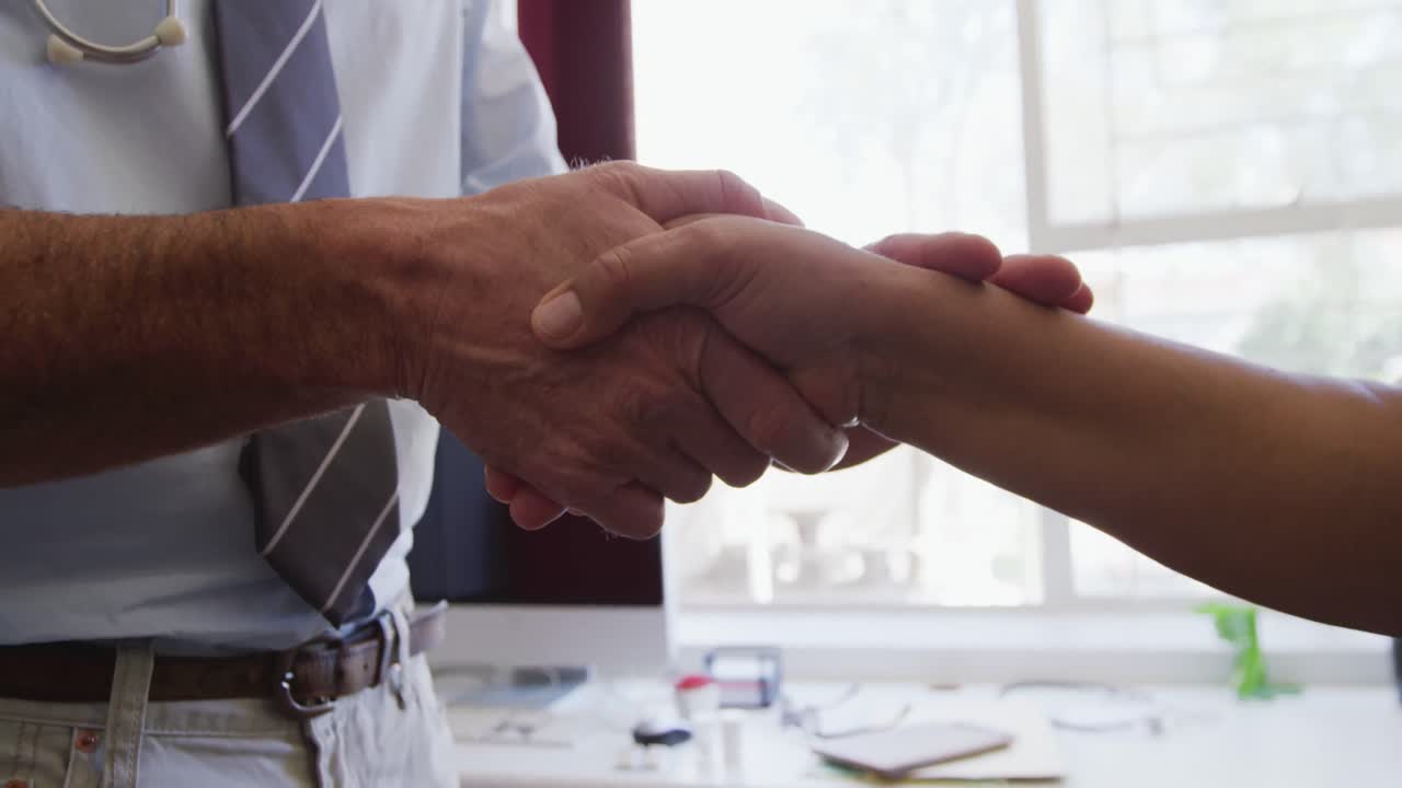 médico examinando a una mujer mayor en un hogar de ancianos
