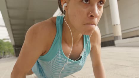 primer plano de una joven mujer afroamericana haciendo ejercicio en la ciudad 4k