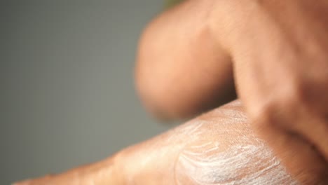 la aplicación de loción en el brazo