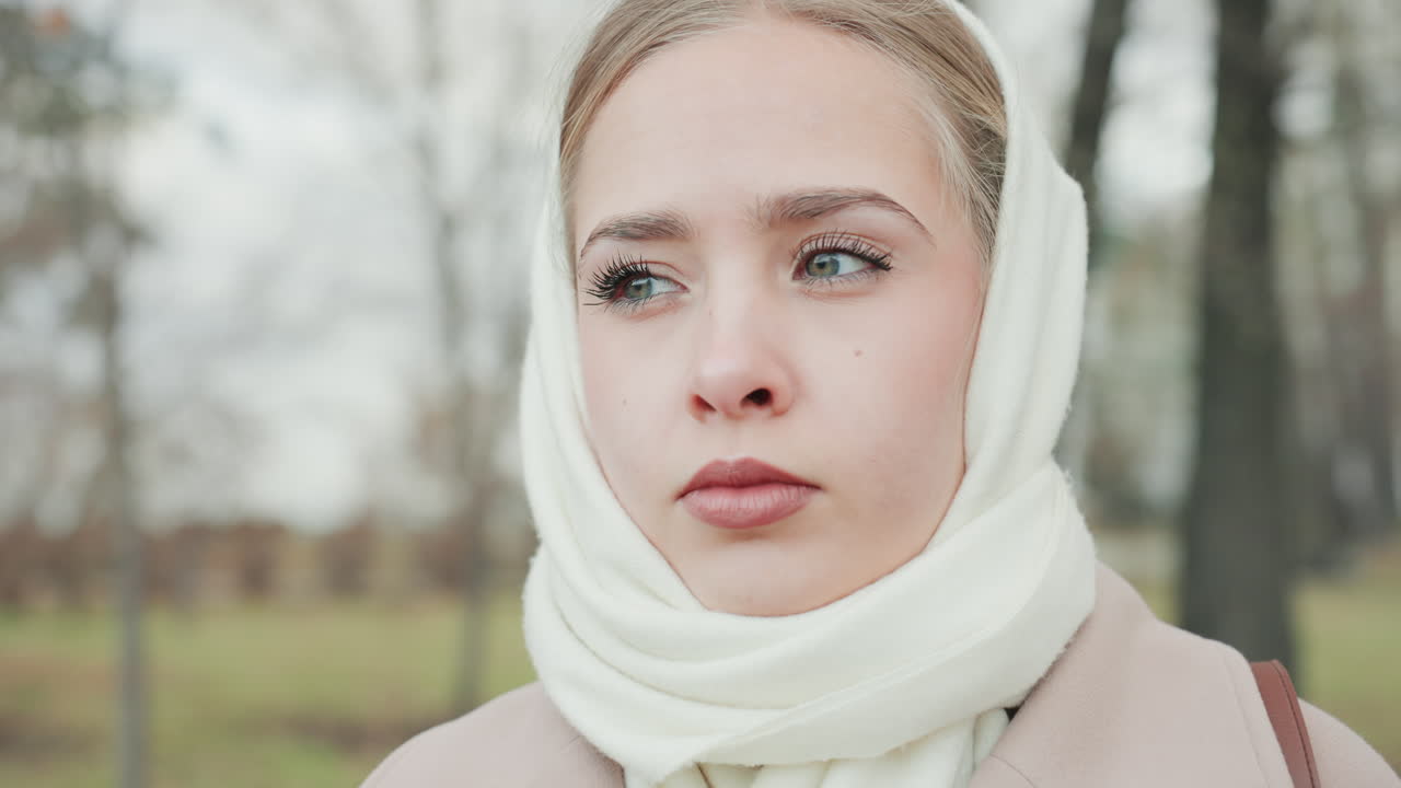 Wanita tangguh yang ekspresif. Wanita penuh harapan yang diterangi cahaya lembut. Pemandangan alam ini menyoroti ketahanan dan harapan dalam diri wanita. Close-up wanita di taman ini menangkap kekuatan emosional dan air mata yang samar.