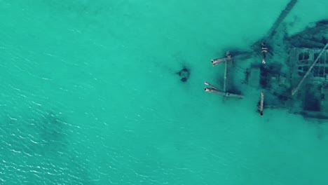 Barco-De-Transporte-Hundido-En-Las-Aguas-Azul-Turquesa-De-Grecia