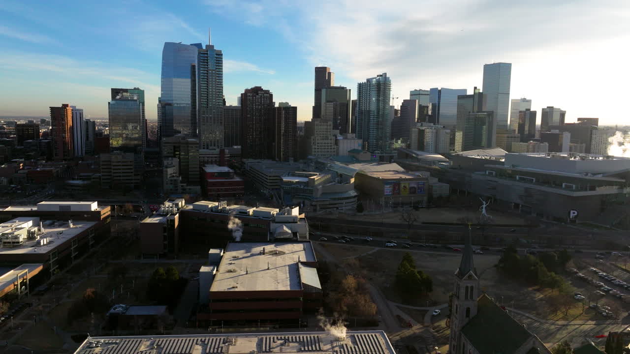 Foschia mattutina che si alza sullo skyline della città