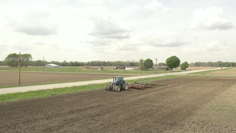 agricultor en tractor cultivando cosecha en campo toma 5