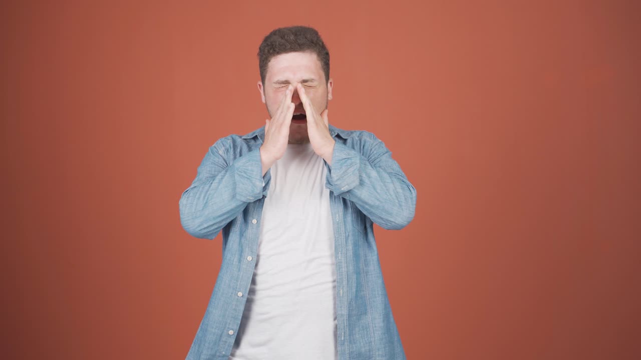 el hombre soñoliento bostezó.