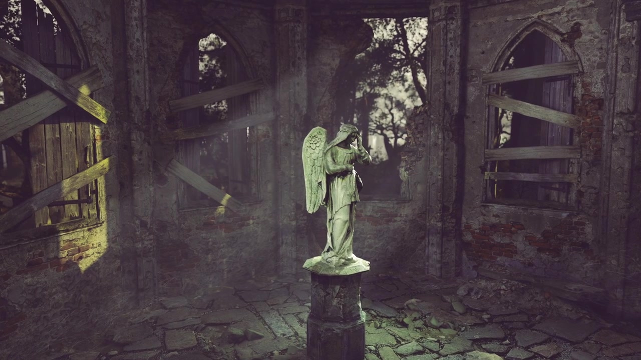 Mistica statua di angelo si erge in una cappella fatiscente e dimenticata sotto una luce soffusa