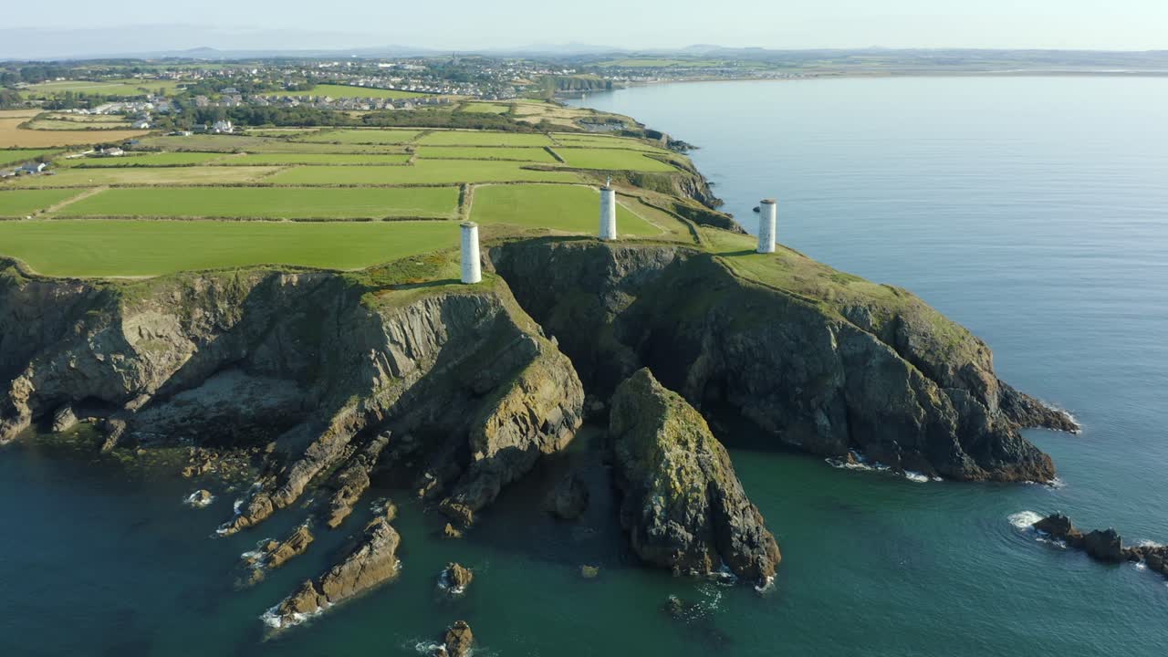 vista aérea, panorámica a la izquierda, hombre de metal se alza sobre uno de los tres pilares, construido en 1823 a través de lloyds of london a instancias del almirantazgo después de la trágica pérdida de 360 vidas después de que el hms seahorse se hundiera