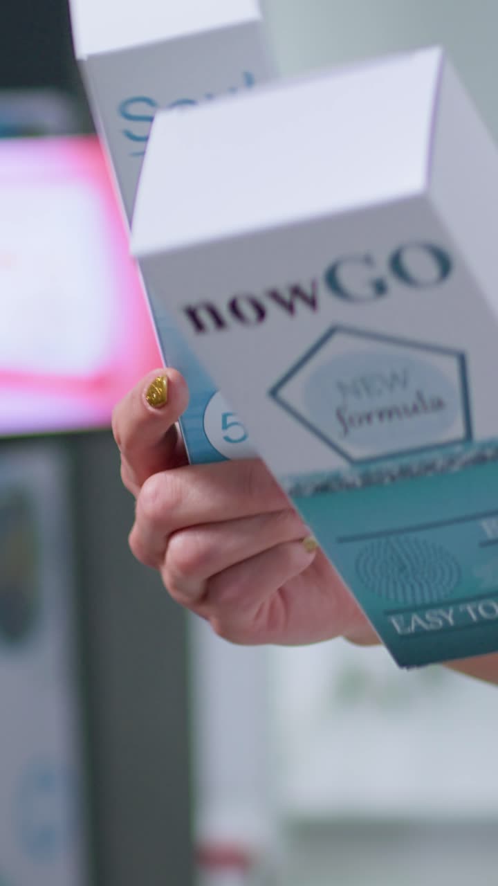 Video verticale di prodotti per il benessere in farmacia, primo piano