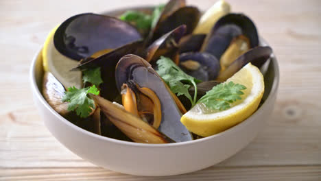 fresh-mussels-with-herbs-in-a-bowl-with-lemon