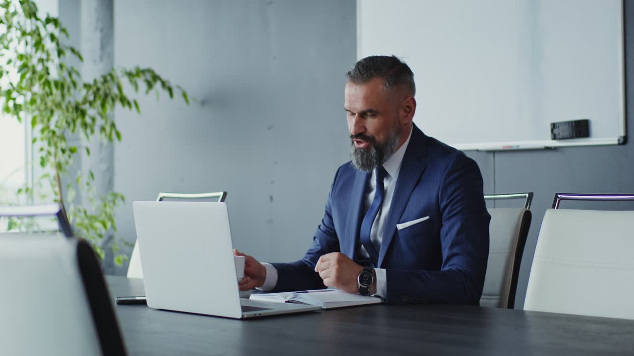 hombre de negocios en la sala de conferencias