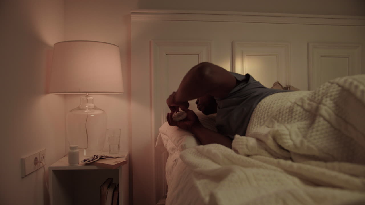 hombre tratando de dormir