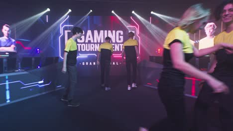 equipo emocionado apoyándose el uno al otro antes del torneo de juegos