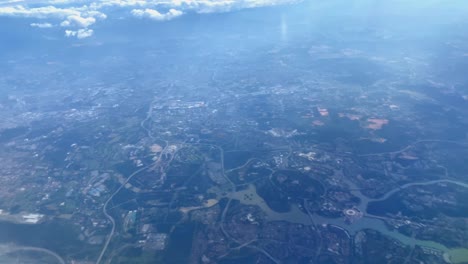 hermosa vista aérea vista a través de la ventana de un avión volando
