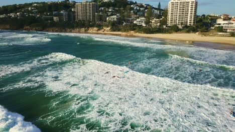 Beginer-surfers-on-their-surfing-lesson