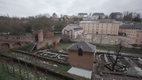 Panorama-De-La-Nieve-Que-Cubre-Los-Terrenos-Del-Jardín-Cerca-De-La-Catedral-De-San-Juan,-Grund-Luxemburg