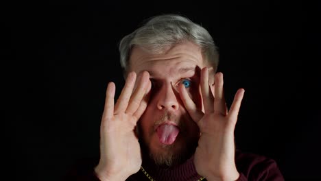 hombre haciendo una cara tonta con la lengua fuera