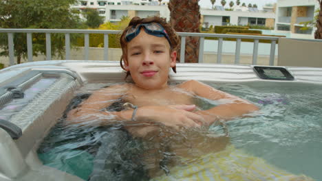 adolescente disfrutando de la bañera de agua caliente de la villa