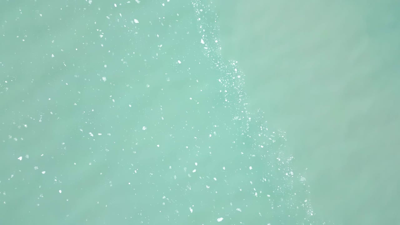 북극 바다에서 떠다니는 얼음 블록