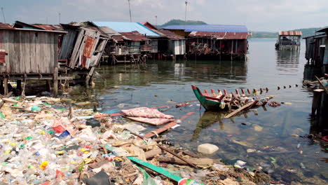 Plastic-derbis-pollution-in-a-floating-village-in-Cambodia