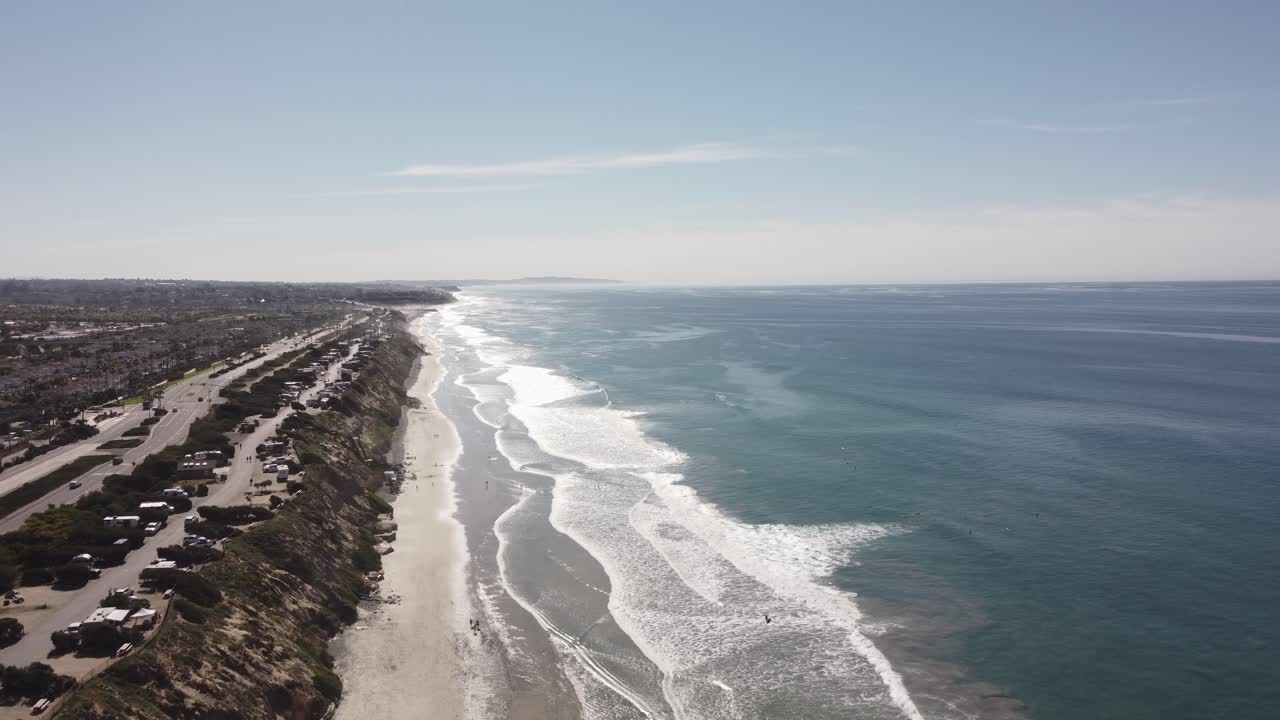 Una bellissima ripresa aerea con drone, il drone vola lungo la costa sopra la spiaggia, Carlsbad State Beach - California.