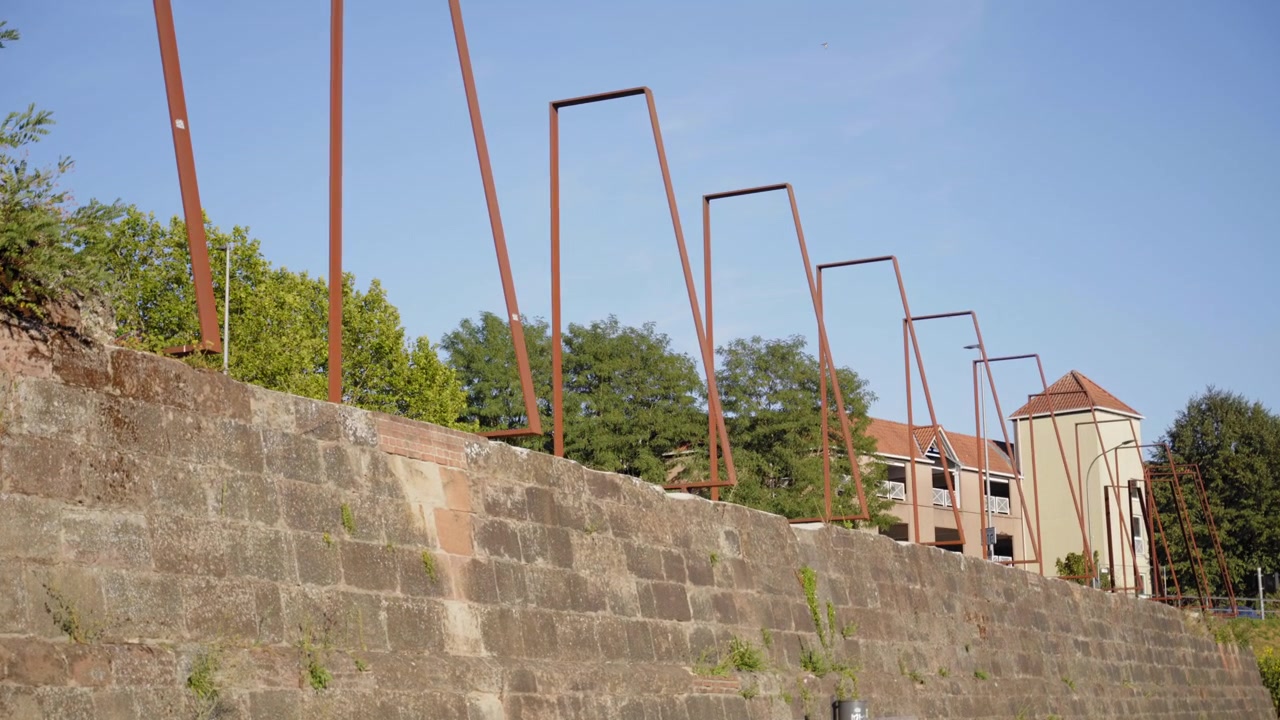Storica cinta muraria in arenaria con moderne strutture metalliche presso il Ravelino V a Saarlouis, Germania