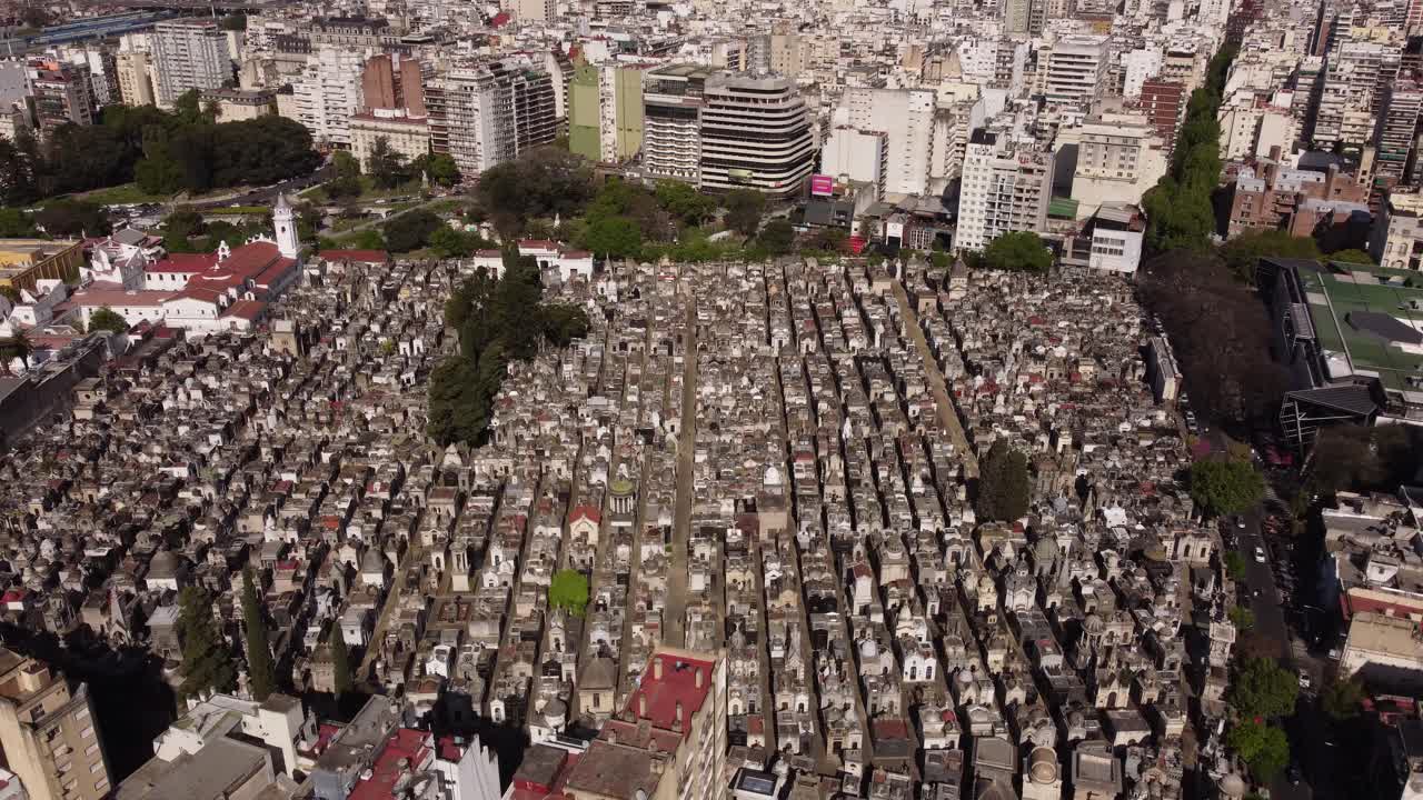 полет беспилотника над кладбищем la recoleta, расположенным среди бетонных джунглей