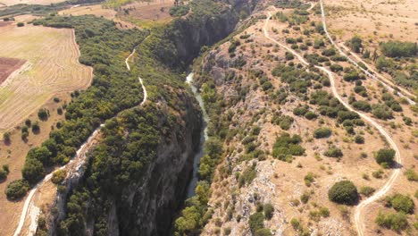 Toma-Aérea-Del-Desfiladero-Del-Cañón-De-Aggitis-Siguiendo-El-Río-Y-La-Acera,-Hito-Natural-De-Serres-Grecia