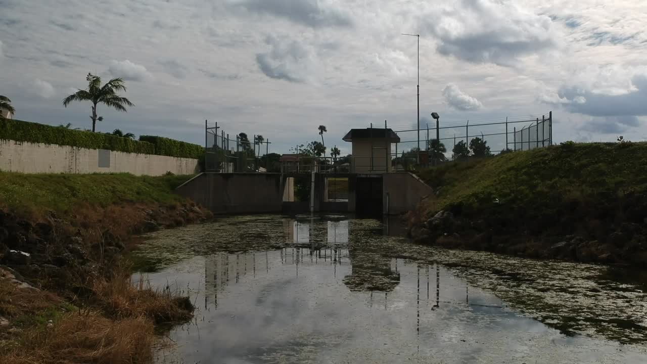 drone sparato in basso verso l'acqua che vola verso l'area di trattamento delle acque su un canale