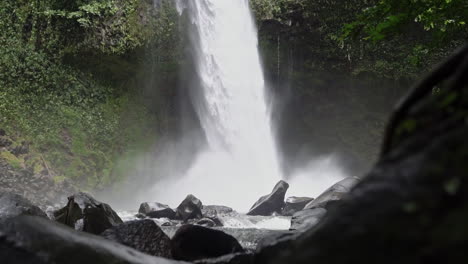 Disparo-A-La-Vuelta-De-La-Esquina-Revelando-La-Cascada-De-La-Fortuna-Temporada-De-Lluvias-En-Costa-Rica