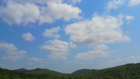 Bergstation-Und-Wolken-Beschatten-Hyperlapse-In-Malvan-Drohnenschwenk