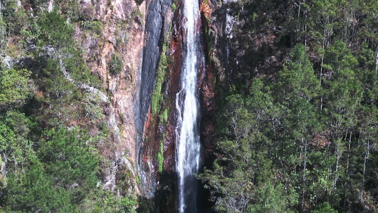 catarata y piscina natural de salto de aguas blancas en el parque nacional de constanza, república dominicana
