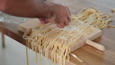 la delicada clasificación del chef de tagliatelle con harina - deleite cinematográfico en cámara lenta - 4k
