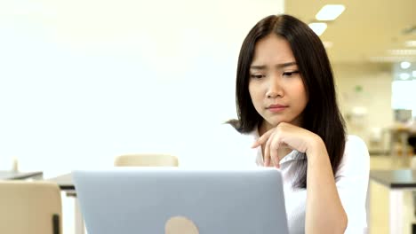 4k : worried asian business woman using laptop computer