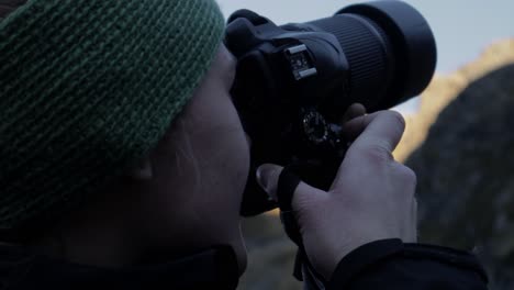 Weiblicher-Professioneller-Fotograf,-Der-Landschaften-In-Den-Bergen-Bei-Sonnenaufgang-Fotografiert