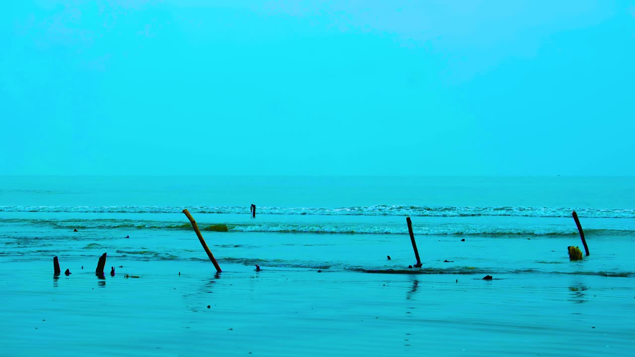 아름다운 풍경, 바다의 모래사장에서 파도가 흐르고, 클로즈업