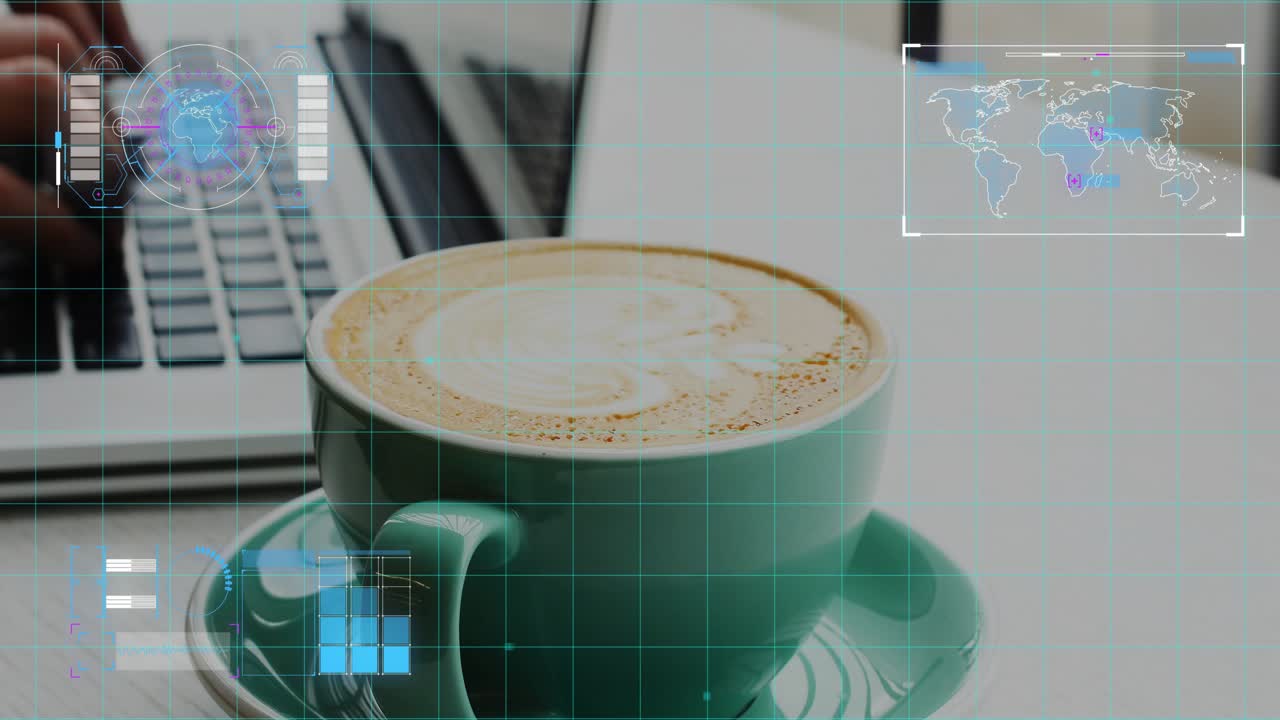 HUD che compare sopra una tazza, mani che digitano su un laptop, anelli che ruotano e pannelli che si aggiornano per il workflow