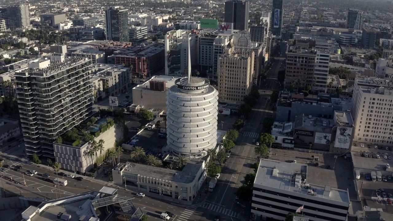 Veduta aerea del Capitol Records Building a Hollywood, Los Angeles, USA in una sera di sole, ripresa con drone in orbita.