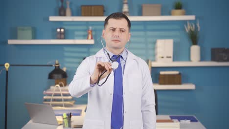 un médico examinando a su paciente imaginario mirando a la cámara con un estetoscopio.
