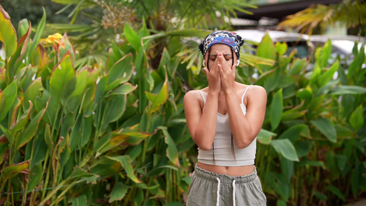 야외에서 젊은 여자