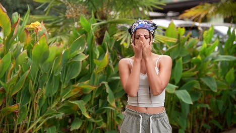 mujer joven al aire libre