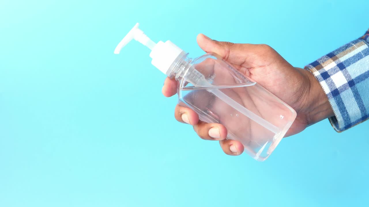 desinfectante para las manos en la mano