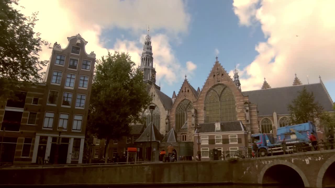 Oude Kerk, la Vecchia Chiesa, vista dall'Oudezijds Voorburgwal