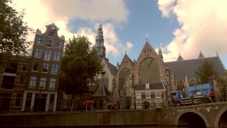 oude kerk, iglesia antigua, visto desde el otro lado de los oudezijds voorburgwal