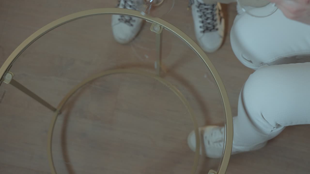 한 부부가 테이블에서 신선한 음료를 가져오는 느린 도 촬영