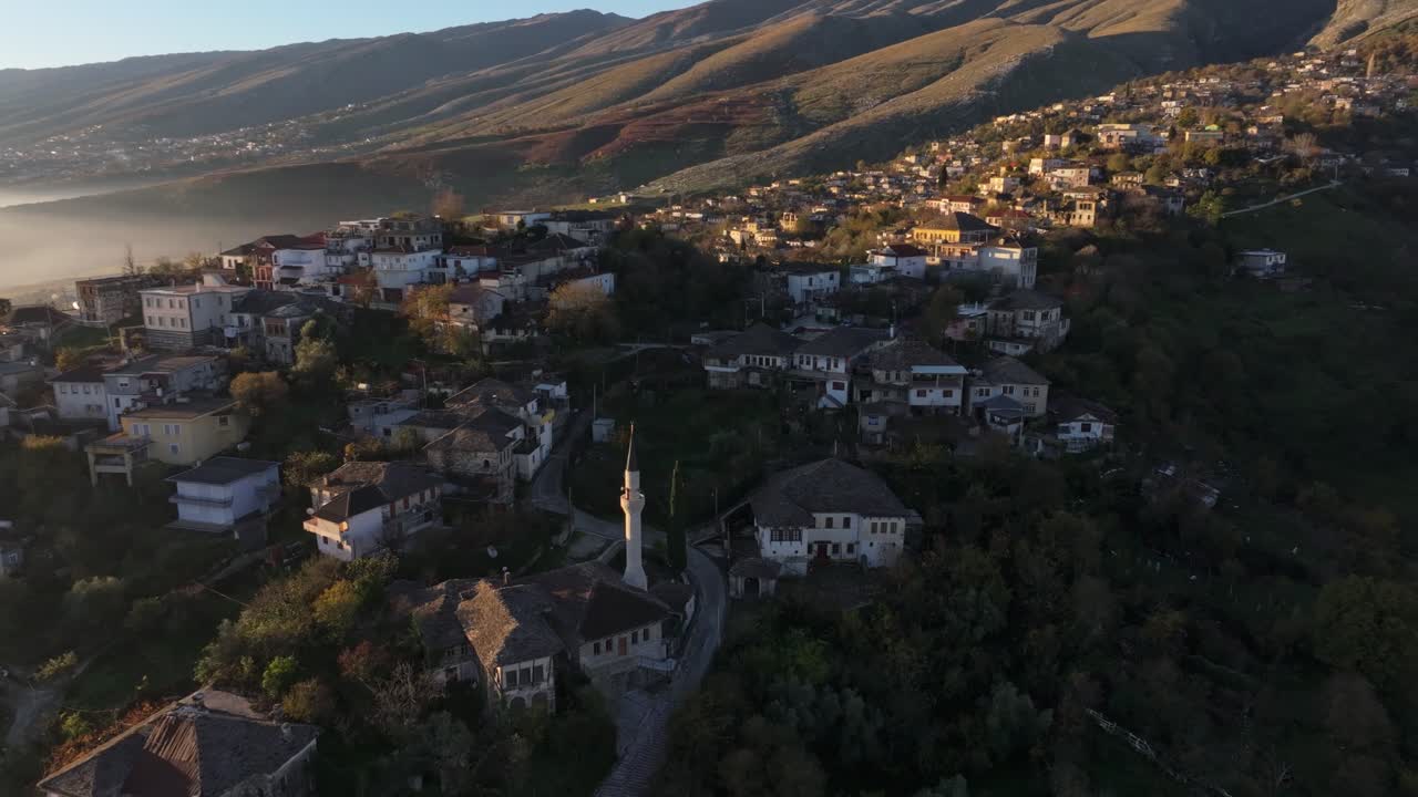 Scatto aereo del Castello di Gjirokaster immerso in colline panoramiche
