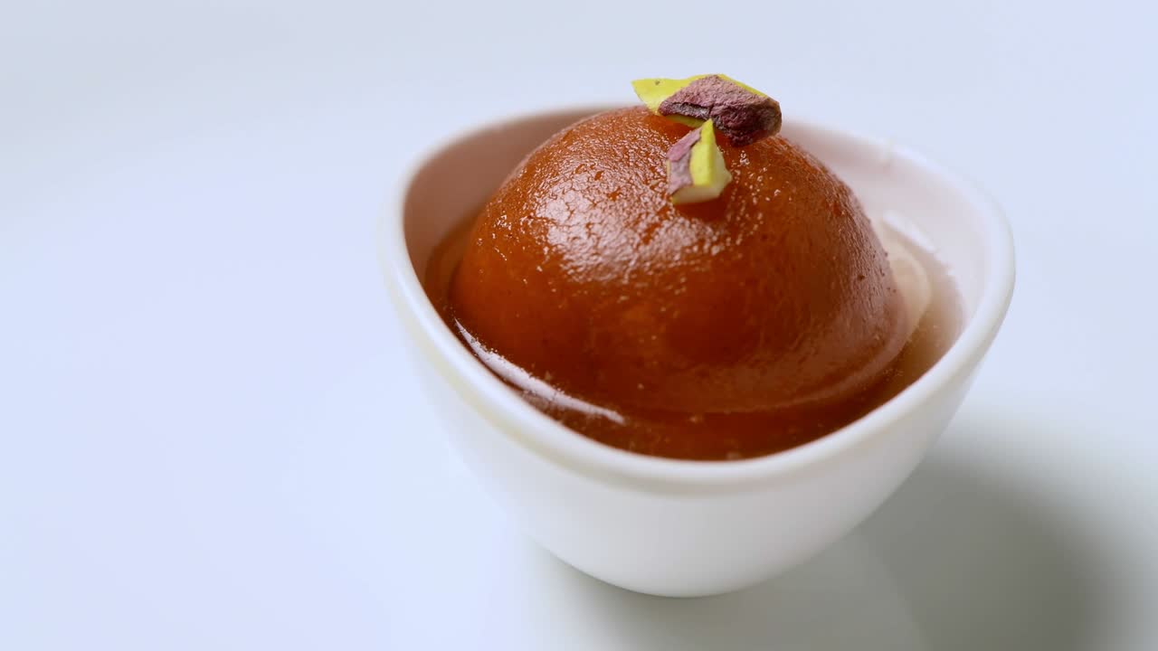 gulab jamun girando con pistacho encima ( dulce indio ) | postre