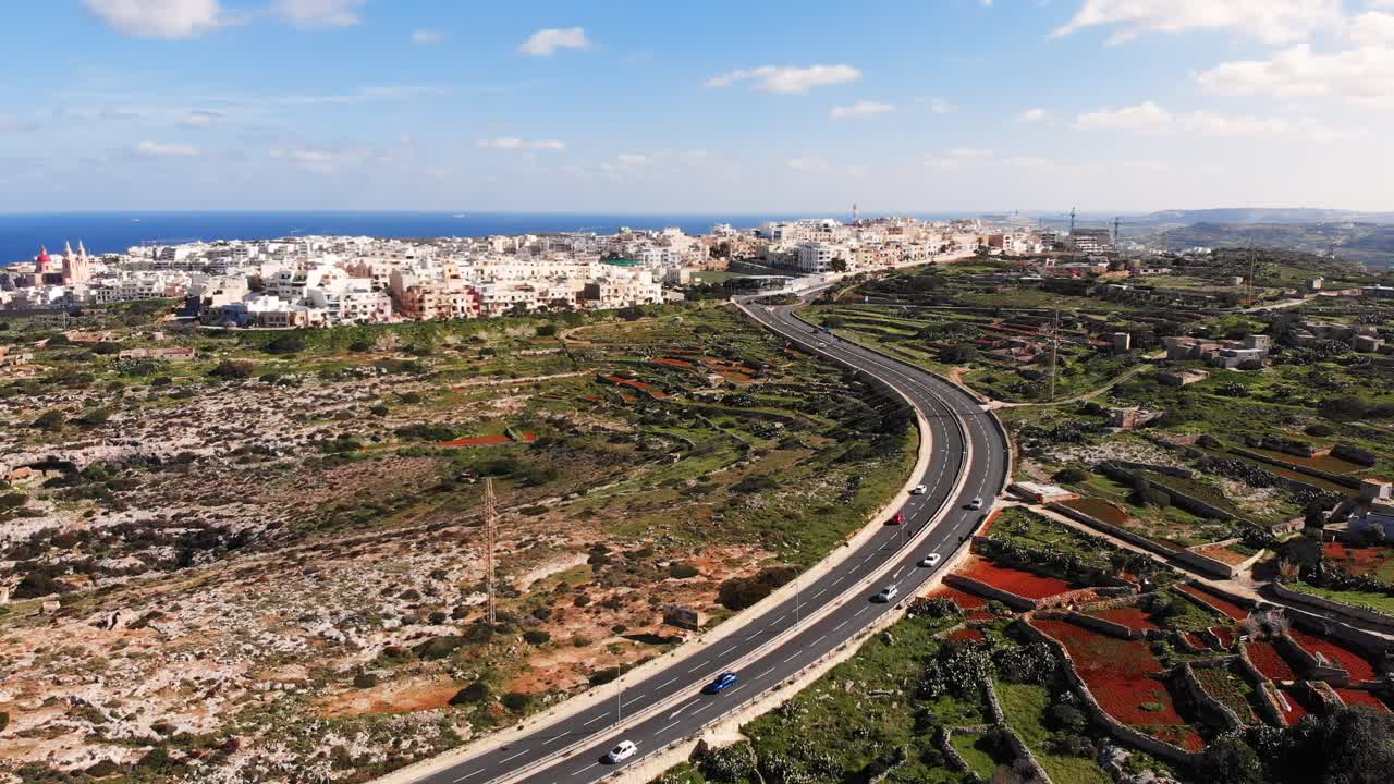 ta pennellu를 바라 보는 몰타, 멜리에 하 지역의 공중 무인 항공기 비디오