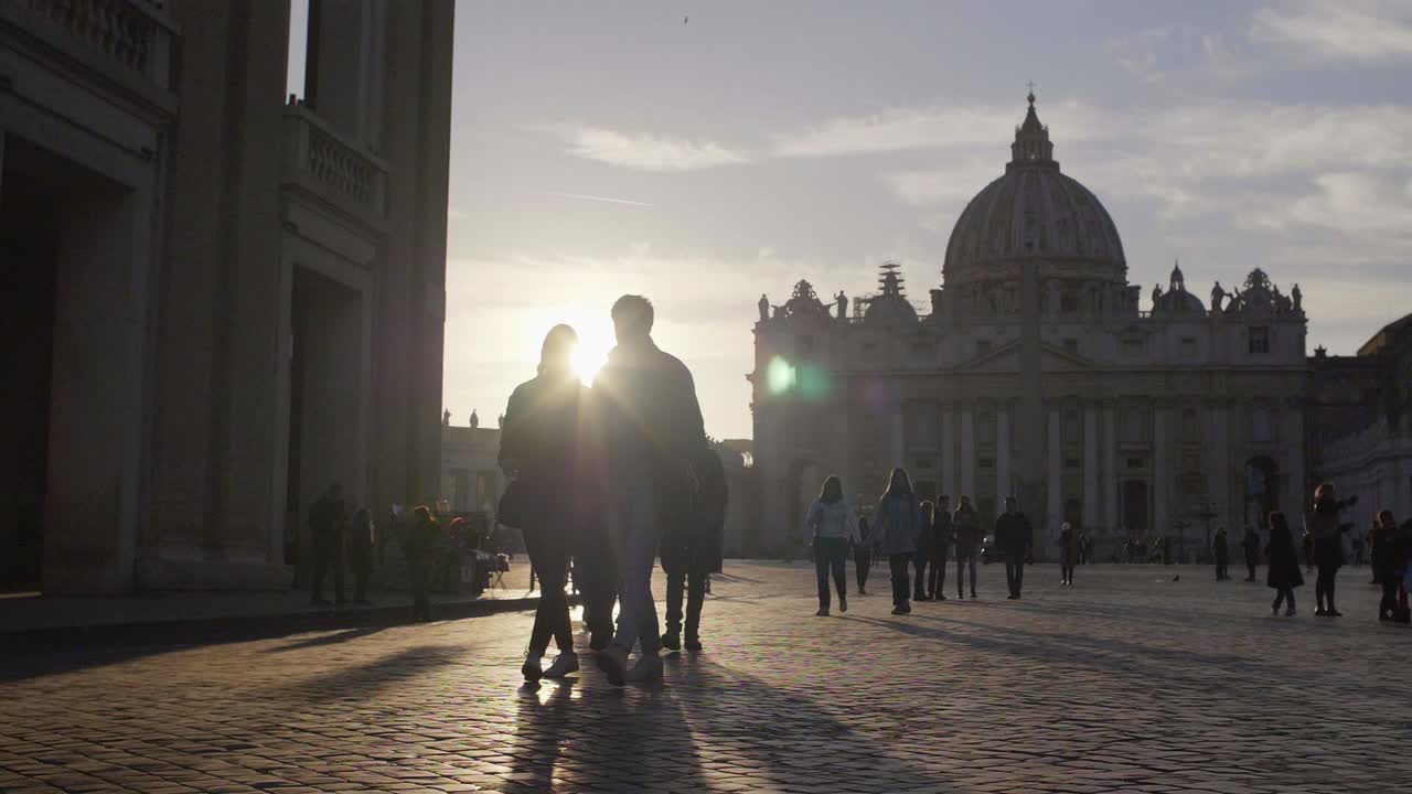 로마의 석양을 걷는 커플