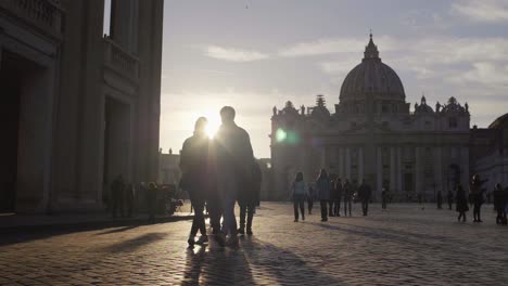 parejas caminando en un atardecer de roma