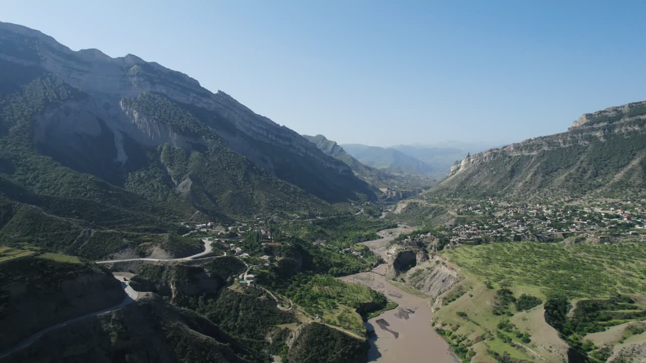 valle de montaña con río y aldea